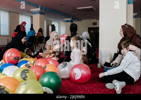 Kiev, Ucraina. 2 maggio 2022, Kiev, Kiev, Kiev, Kiev, Ucraina: Una madre ha visto abbracciare il figlio. La mattina del 2nd aprile, i musulmani si sono riuniti presso il Centro Culturale islamico di Kyiv per celebrare la festa di Eid al Fitr (festa di â€œthe della rottura del fastâ€, noto anche come Ramazan Bayrami), dopo la fine del mese santo del Ramadan. (Credit Image: © Valeria Ferraro/ZUMA Press Wire) Credit: ZUMA Press, Inc./Alamy Live News Foto Stock