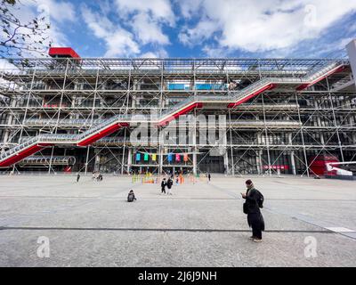 Parigi, Francia-04.07.2022: Persone che camminano di fronte al Centro Pompadour, costruito da Georges Pompidou nel 1977. Museo d'Arte moderna, architettura high-tech Foto Stock