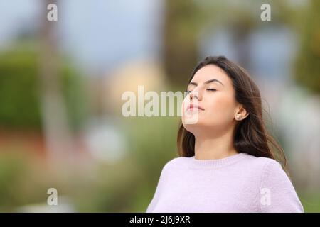 Teen rilassato respirando aria fresca in un parco Foto Stock