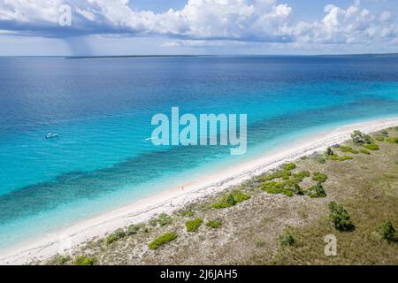 Scatto aereo di una piccola isola disabitata di Doo nei pressi di Rote Ndao, provincia orientale di Nusa Tenggara, Indonesia Foto Stock