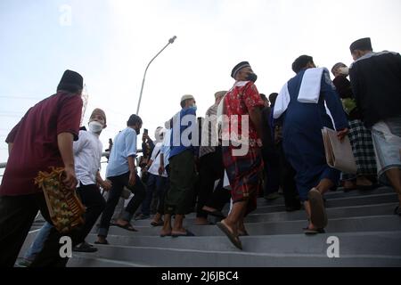 I musulmani camminano lentamente giù le scale sul lato sud dopo la preghiera di Eid 1443 Hijri allo Stadio Internazionale di Giacarta (JIS) in Tanjung Priok, Jakarta, Indonesia. Per la prima volta JIS è stato usato per la preghiera di Eid, è stato un momento storico. Perché si è tenuto in un nuovo posto e ha segnato una vittoria dopo due anni di essere stato colpito dalla pandemia del Covid-19. (Foto di Kuncoro Widyo Rumpoko/Pacific Press) Foto Stock