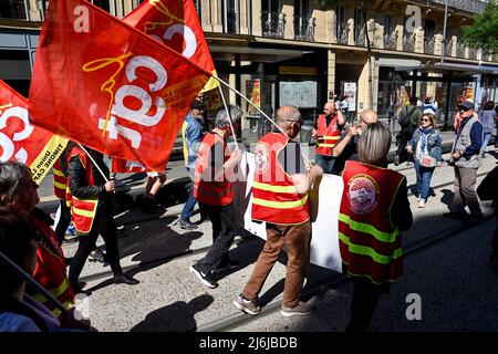 I manifestanti marciano per le strade durante la manifestazione. I manifestanti prendono parte alla Giornata annuale del lavoro di maggio, che segna la giornata internazionale del lavoratore. Foto Stock