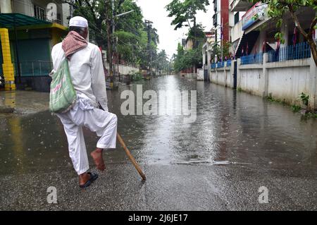 Maggio 2, 2022, Guwahati, Guwahati, India: Un uomo guarda verso l'acqua registrata strada durante la pioggia in Guwahati Assam India su Lunedi 2nd maggio 2022 (Credit Image: © Dasarath Deka/ZUMA Press Wire) Foto Stock