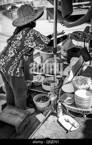 Pattaya, Thailandia - 6 dicembre 2009: Venditore di Street food da barca al mercato galleggiante di Pattaya. Fotografia in bianco e nero Foto Stock