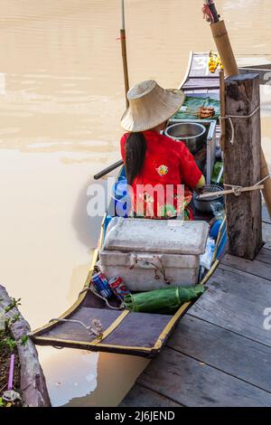 Pattaya, Thailandia - 6 dicembre 2009: Venditore in barca al mercato galleggiante di Pattaya Foto Stock