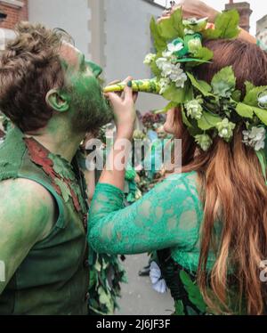 Hastings East Sussex 02 maggio 2022 Jack è un personaggio tradizionale del giorno di maggio che simboleggia l'inverno ed è al centro dei festeggiamenti del Jack in the Green. Prendere un po 'di ristoro, vale a dire birra .Paul Quezada-Neiman / Alamy Live News Foto Stock