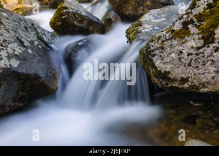 Cascata a Madriu Perafita Claror Valley in Andorra, sito patrimonio dell'umanità dell'UNESCO Foto Stock