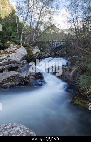 Cascata a Madriu Perafita Claror Valley in Andorra, sito patrimonio dell'umanità dell'UNESCO Foto Stock
