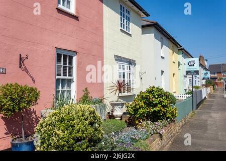 Cottage colorati, Cottage Grove, Surbiton, Royal Borough di Kingston upon Thames, Greater London, England, Regno Unito Foto Stock