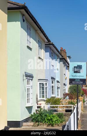 Cottage colorati, Cottage Grove, Surbiton, Royal Borough di Kingston upon Thames, Greater London, England, Regno Unito Foto Stock