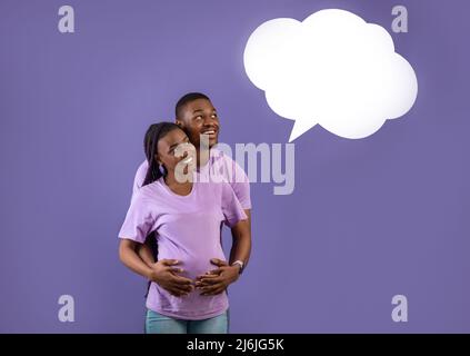 Uomo nero sorridente che abbraccia la moglie incinta, fumetto bianco Foto Stock