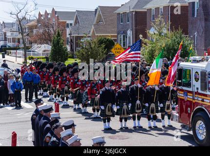 La famiglia, gli amici e migliaia di altri vigili del fuoco hanno detto il loro ultimo addio al pompiere caduto Timothy Klein alla chiesa di St. Francis de Sales a Belle Harbor Queens, NY 29 aprile 2022. Timothy Klein di Ladder 170 morì domenica 24 aprile 2022 in un incendio di tre allarmi a Canarsie. (Foto di Steve Sanchez/Sipa USA) Foto Stock
