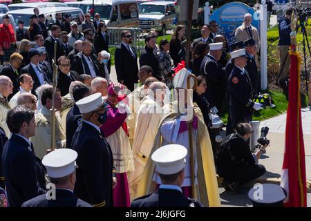 La famiglia, gli amici e migliaia di altri vigili del fuoco hanno detto il loro ultimo addio al pompiere caduto Timothy Klein alla chiesa di St. Francis de Sales a Belle Harbor Queens, NY 29 aprile 2022. Timothy Klein di Ladder 170 morì domenica 24 aprile 2022 in un incendio di tre allarmi a Canarsie. (Foto di Steve Sanchez/Sipa USA) Foto Stock