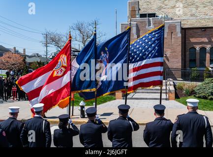 La famiglia, gli amici e migliaia di altri vigili del fuoco hanno detto il loro ultimo addio al pompiere caduto Timothy Klein alla chiesa di St. Francis de Sales a Belle Harbor Queens, NY 29 aprile 2022. Timothy Klein di Ladder 170 morì domenica 24 aprile 2022 in un incendio di tre allarmi a Canarsie. (Foto di Steve Sanchez/Sipa USA) Foto Stock