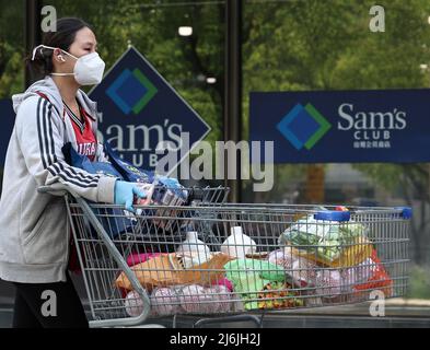 (220502) -- SHANGHAI, 2 maggio 2022 (Xinhua) -- Un cliente passa davanti ad un magazzino Sam's Club a Beicai Town in Pudong New Area, East China's Shanghai, 2 maggio 2022. Le grandi aziende di vendita al dettaglio di Shanghai hanno iniziato a riaprire i loro supermercati in occasione della recente ripresa del COVID-19. (Xinhua/Chen Jianli) Foto Stock