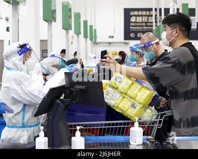 (220502) -- SHANGHAI, 2 maggio 2022 (Xinhua) -- i clienti effettuano il check-out presso un magazzino Sam's Club a Beicai Town in Pudong New Area, East China's Shanghai, 2 maggio 2022. Le grandi aziende di vendita al dettaglio di Shanghai hanno iniziato a riaprire i loro supermercati in occasione della recente ripresa del COVID-19. (Xinhua/Chen Jianli) Foto Stock