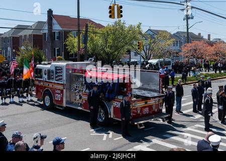 La famiglia, gli amici e migliaia di altri vigili del fuoco hanno detto il loro ultimo addio al pompiere caduto Timothy Klein alla chiesa di St. Francis de Sales a Belle Harbor Queens, NY 29 aprile 2022. Timothy Klein di Ladder 170 morì domenica 24 aprile 2022 in un incendio di tre allarmi a Canarsie. (Foto di Steve Sanchez/Sipa USA) Foto Stock