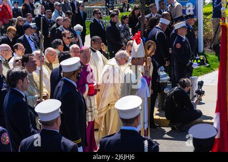 La famiglia, gli amici e migliaia di altri vigili del fuoco hanno detto il loro ultimo addio al pompiere caduto Timothy Klein alla chiesa di St. Francis de Sales a Belle Harbor Queens, NY 29 aprile 2022. Timothy Klein di Ladder 170 morì domenica 24 aprile 2022 in un incendio di tre allarmi a Canarsie. (Foto di Steve Sanchez/Sipa USA) Foto Stock