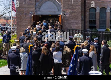 La famiglia, gli amici e migliaia di altri vigili del fuoco hanno detto il loro ultimo addio al pompiere caduto Timothy Klein alla chiesa di St. Francis de Sales a Belle Harbor Queens, NY 29 aprile 2022. Timothy Klein di Ladder 170 morì domenica 24 aprile 2022 in un incendio di tre allarmi a Canarsie. (Foto di Steve Sanchez/Sipa USA) Foto Stock
