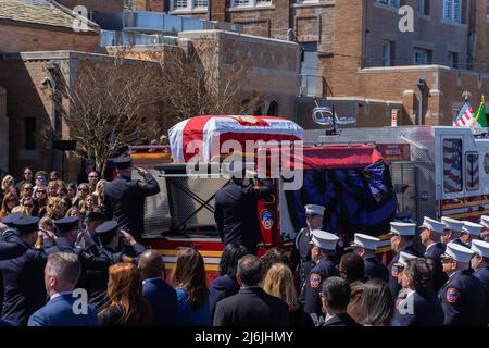 La famiglia, gli amici e migliaia di altri vigili del fuoco hanno detto il loro ultimo addio al pompiere caduto Timothy Klein alla chiesa di St. Francis de Sales a Belle Harbor Queens, NY 29 aprile 2022. Timothy Klein di Ladder 170 morì domenica 24 aprile 2022 in un incendio di tre allarmi a Canarsie. (Foto di Steve Sanchez/Sipa USA) Foto Stock