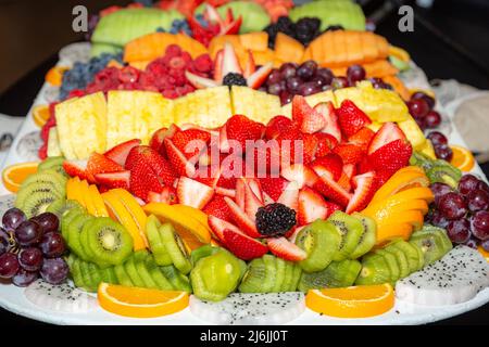 Frutta colorata, affettata e servita a pranzo a buffet Foto Stock