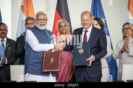 02 maggio 2022, Berlino: Cancelliere tedesco OLAF Scholz (SPD, r) accanto al primo ministro indiano Narendra modi dopo una cerimonia di firma alle consultazioni intergovernative indotedesche. I temi di questa volta probabilmente includeranno la guerra Ucraina, in cui l’India, a differenza della Germania, sta assumendo un ruolo neutrale e rinunciando alle sanzioni contro la Russia. Foto: Michael Kappeler/dpa Foto Stock