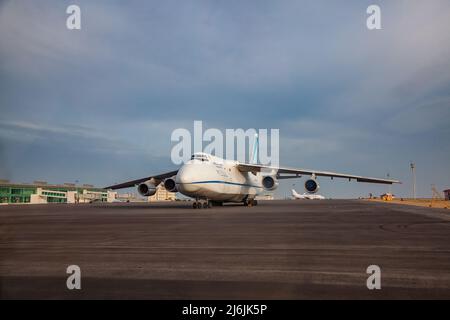 Aktau, Kazakhstan - 21 maggio 2012: Aeroporto internazionale di Aktau. Gigantesco aereo da carico sovietico Antonov-124 Ruslan a terra. Bel cielo blu con clo Foto Stock