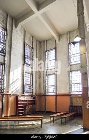 sala della vecchia prigione di Alcatraz a San Francisco, architettura d'epoca e reportage di viaggio Foto Stock