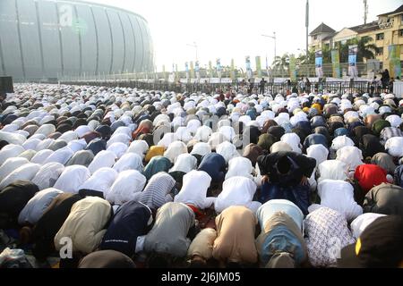 2 maggio 2022, Jakarta, Indonesia: Circa decine di migliaia di musulmani effettuano la preghiera di Eid 1443 Hijri allo Stadio Internazionale di Jakarta (JIS), Tanjung Priok, Giacarta Nord, Indonesia. Per la prima volta JIS è stato usato per la preghiera di Eid, è stato un momento storico. Perché si è tenuto in un nuovo posto e ha segnato una vittoria dopo due anni di essere stato colpito dalla pandemia del Covid-19. (Credit Image: © Kuncoro Widyo Rumpoko/Pacific Press via ZUMA Press Wire) Foto Stock