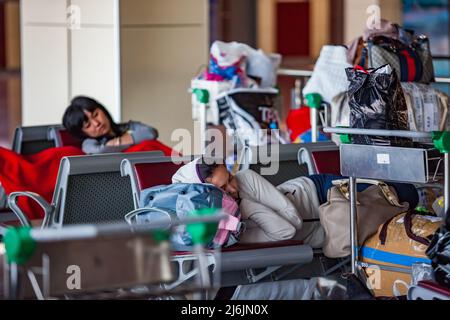 Aktau, Kazakhstan - 21 maggio 2012: Terminal moderno dell'aeroporto internazionale di Aktau. I passeggeri attendono un volo. La donna sinistra è fuori fuoco Foto Stock