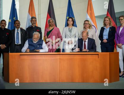 02 maggio 2022, Berlín;: Il cancelliere tedesco OLAF Scholz (seduta, destra) firma un accordo di cooperazione congiunto con il primo ministro indiano Narendra modi in occasione della sua visita nella capitale tedesca. Foto: Michael Kappeler/dpa Foto Stock