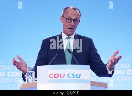 02 maggio 2022, Renania settentrionale-Vestfalia, Colonia: Friedrich Merz, presidente del partito CDU, interviene in una conferenza stampa dopo la riunione congiunta del comitato esecutivo della CDU e della CSU alla Flora. Due settimane prima delle elezioni di Stato nella Renania settentrionale-Vestfalia, i leader della CDU e della CSU si riuniscono a Colonia. Foto: Oliver Berg/dpa Foto Stock