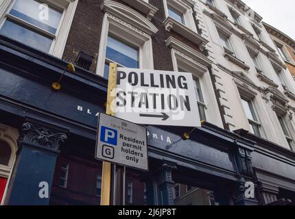 Londra, Regno Unito - 02 maggio 2022, un cartello della stazione di polling si trova nel West End di Londra prima delle elezioni locali, che si terranno il 5th maggio. Foto Stock