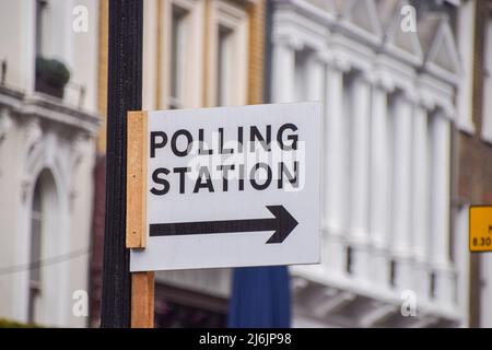 Londra, Regno Unito - 02 maggio 2022, un cartello della stazione di polling si trova nel West End di Londra prima delle elezioni locali, che si terranno il 5th maggio. Foto Stock