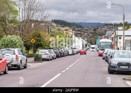 Glengarriff, West Cork, Irlanda. 2nd maggio 2022. Nonostante la giornata trascorsa, Glengarriff era pieno di turisti che oggi hanno reso la maggior parte delle feste in banca. Met Éireann ha previsto una settimana secca e soleggiata prima di forti piogge nel fine settimana. Credit: AG News/Alamy Live News. Foto Stock