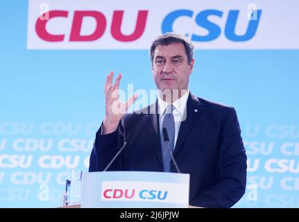 02 maggio 2022, Renania settentrionale-Vestfalia, Colonia: Markus Söder, presidente del partito CSU, interviene in una conferenza stampa dopo la riunione congiunta del presidio CDU e CSU alla Flora. Due settimane prima delle elezioni di Stato nella Renania settentrionale-Vestfalia, i leader della CDU e della CSU si riuniscono a Colonia. Foto: Oliver Berg/dpa Foto Stock