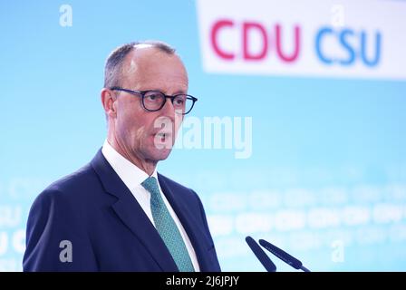 02 maggio 2022, Renania settentrionale-Vestfalia, Colonia: Friedrich Merz, presidente del partito CDU, interviene in una conferenza stampa dopo la riunione congiunta del comitato esecutivo della CDU e della CSU alla Flora. Due settimane prima delle elezioni di Stato nella Renania settentrionale-Vestfalia, i leader della CDU e della CSU si riuniscono a Colonia. Foto: Oliver Berg/dpa Foto Stock