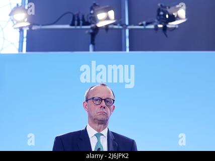 02 maggio 2022, Renania settentrionale-Vestfalia, Colonia: Friedrich Merz, presidente del partito CDU, segue una conferenza stampa dopo la riunione congiunta del comitato esecutivo della CDU e della CSU alla Flora. Due settimane prima delle elezioni di Stato nella Renania settentrionale-Vestfalia, i leader della CDU e della CSU si riuniscono a Colonia. Foto: Oliver Berg/dpa Foto Stock