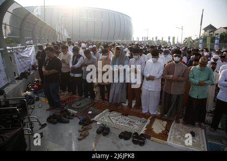 Circa decine di migliaia di musulmani effettuano la preghiera di Eid 1443 Hijri allo Stadio Internazionale di Giacarta (JIS), Tanjung Priok, Giacarta Nord, Indonesia il 2 maggio 2022. Fu la prima volta che il JIS fu usato per la preghiera dell'Eid e il primo evento pubblico dopo la pandemia del Covid-19. (Foto di Kuncoro Widyo Rumpoko/Pacific Press/Sipa USA) Foto Stock