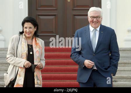 02 maggio 2022, Berlino: Il presidente tedesco Frank-Walter Steinmeier riceve il presidente della Georgia Salomé Zourabichvili per colloqui al di fuori del Palazzo Bellevue. Foto: Wolfgang Kumm/dpa Foto Stock