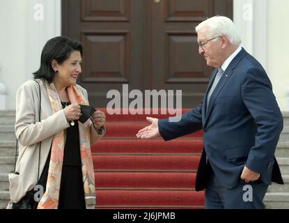 02 maggio 2022, Berlino: Il presidente tedesco Frank-Walter Steinmeier riceve il presidente della Georgia Salomé Zourabichvili per colloqui al di fuori del Palazzo Bellevue. Foto: Wolfgang Kumm/dpa Foto Stock