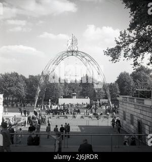 1953, storica Queens' Cornation, Londra, Inghilterra, Regno Unito. La foto mostra una delle Arche dell'incoronazione sul Mall che sono state erette per celebrare l'incoronazione della regina Elisabetta II Progettato da Eric Bedford, lungo il Mall, la strada che porta da Trafalgar Square a Buckingham Palace, sono stati eretti quattro archi in acciaio. Foto Stock