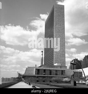 1950s, storico, la sede delle Nazioni Unite, New York City, NY, USA. Alto 39 piani, l'alto grattacielo è l'edificio della Segreteria, progettato da Oscar Niemeyer e le Corbusier e completato nel 1950. Molti altri edifici compongono il complesso ONU, che si trova nell'area di Turtle Bay di Manhattan, su una terra che guarda all'East River. Foto Stock