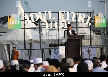 Il Governatore della Regione capitale Speciale di Giacarta, Anies Baswedan, esegue la preghiera dell'Eid 1443 Hijri allo Stadio Internazionale di Giacarta (JIS), Jakarta, Indonesia il 2 maggio 2022.il Governatore di Giacarta Anies Baswedan ha detto la preghiera dell'Eid 1443 Hijri allo Stadio Internazionale di Giacarta (JIS), È stato un momento storico perché si è tenuto in un nuovo posto e ha segnato una vittoria dopo due anni di essere stato colpito dalla pandemia COVID-19. (Foto di Kuncoro Widyo Rumpoko/Pacific Press/Sipa USA) Foto Stock