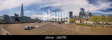 Londra, Regno Unito - 20 aprile 2022: Vista panoramica sul Tamigi a Londra dal Tower Bridge. South Bank e North bank con lo Shard di vetro e t Foto Stock