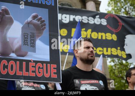 rally a Place saint michel a Parigi di poliziotti arrabbiati per la decisione di indagare l'assassinio di uno dei loro colleghi Foto Stock