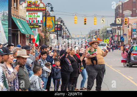 Detroit, Michigan USA - 1 maggio 2022 - migliaia di persone si sono allineate Vernor Highway per assistere alla sfilata del Cinco de Mayo nel quartiere messicano-americano di Detroit. La sfilata annuale è tornata nel 2022 dopo un periodo di due anni a causa della pandemia. Cinco de Mayo celebra la vittoria messicana sui francesi il 5 maggio 1862. Credit: Jim West/Alamy Live News Foto Stock