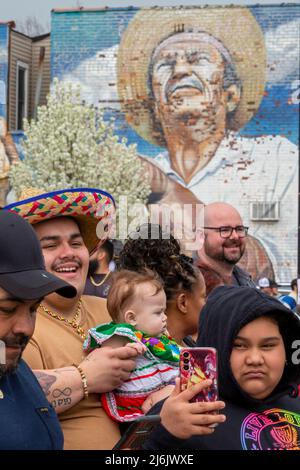 Detroit, Michigan USA - 1 maggio 2022 - migliaia di persone si sono allineate Vernor Highway per assistere alla sfilata del Cinco de Mayo nel quartiere messicano-americano di Detroit. La sfilata annuale è tornata nel 2022 dopo un periodo di due anni a causa della pandemia. Cinco de Mayo celebra la vittoria messicana sui francesi il 5 maggio 1862. Credit: Jim West/Alamy Live News Foto Stock