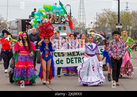 Detroit, Michigan USA - 1 maggio 2022 - migliaia di persone si sono allineate Vernor Highway per assistere alla sfilata del Cinco de Mayo nel quartiere messicano-americano di Detroit. La sfilata annuale è tornata nel 2022 dopo un periodo di due anni a causa della pandemia. Cinco de Mayo celebra la vittoria messicana sui francesi il 5 maggio 1862. Credit: Jim West/Alamy Live News Foto Stock