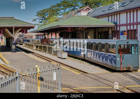 Treno alla stazione di Ravenglass sulla ferrovia di Ravenglass ed Eskdale, Ravenglass, Lake District, Cumbria Foto Stock